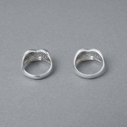 リングの背面。内側の空洞部分まで丁寧に磨き上げられたシルバー925の質感が伝わる、ディテールにこだわった大人のためのジュエリーです。