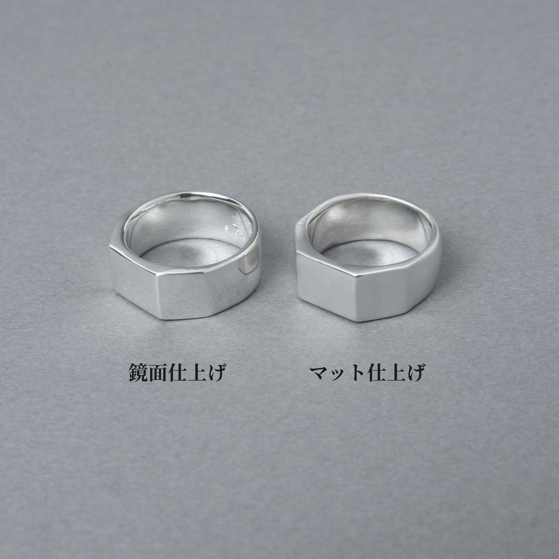 シルバー925の品質を証明する「SV925」の刻印が内側に施されたリング。正面から見た、重厚感のある鏡面とマットのテクスチャーの違い。