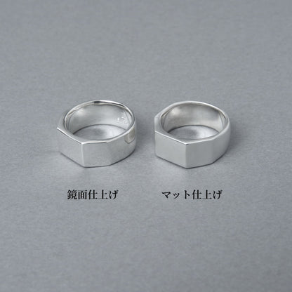 シルバー925の品質を証明する「SV925」の刻印が内側に施されたリング。正面から見た、重厚感のある鏡面とマットのテクスチャーの違い。