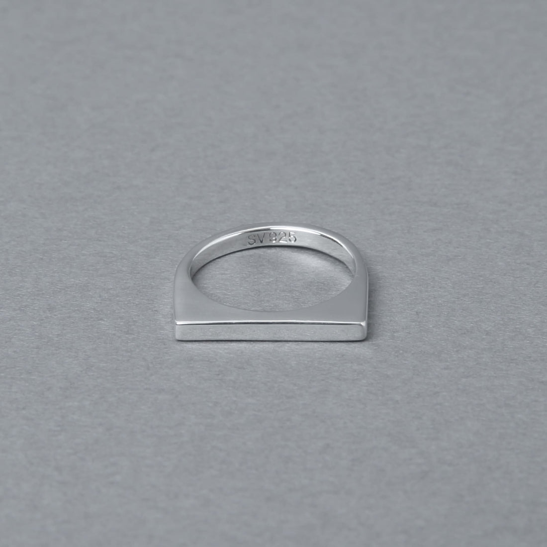 リングの内側に「SV925」の刻印が見える接写画像。本物のシルバー925であることを示す品質証明の刻印と、フラットなバー部分の厚みが確認できます。