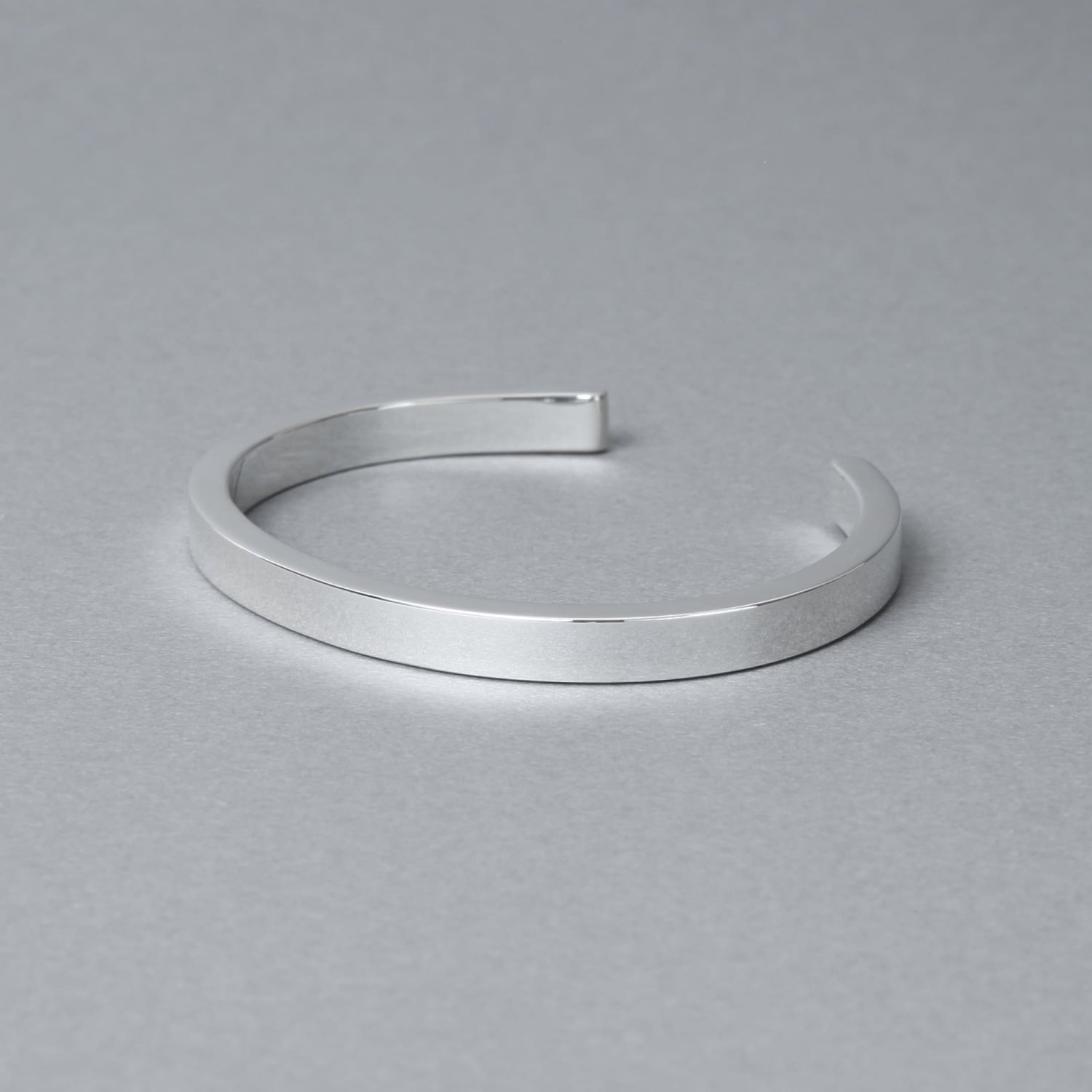 ミニマルなフラットデザインのシルバー925製バングル、マットな質感と直線的フォルムの正面写真
