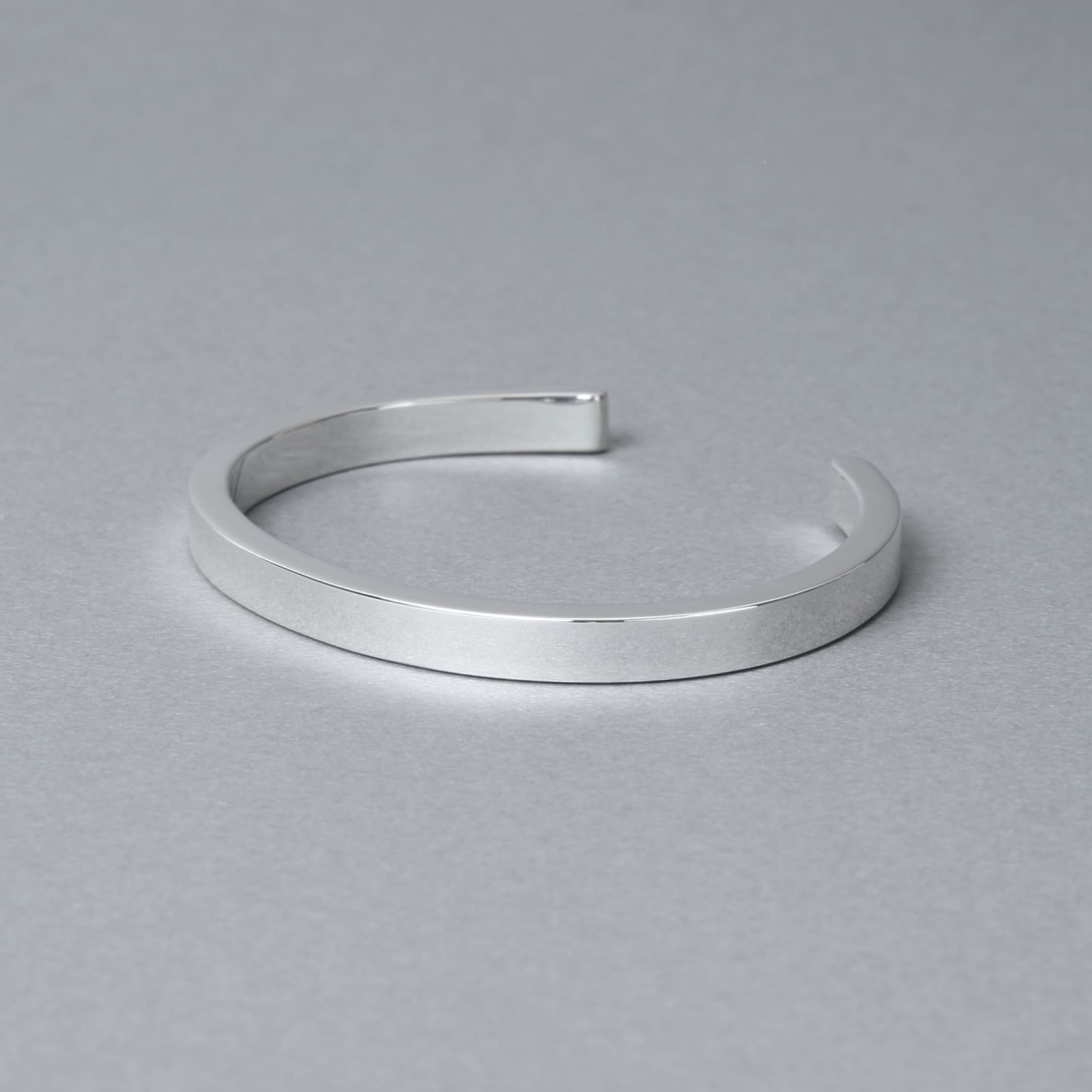 ミニマルなフラットデザインのシルバー925製バングル、マットな質感と直線的フォルムの正面写真
