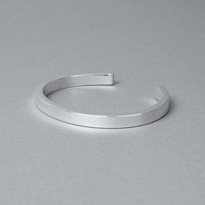ミニマルなフラットデザインのシルバー925製バングル、マットな質感と直線的フォルムの正面写真
