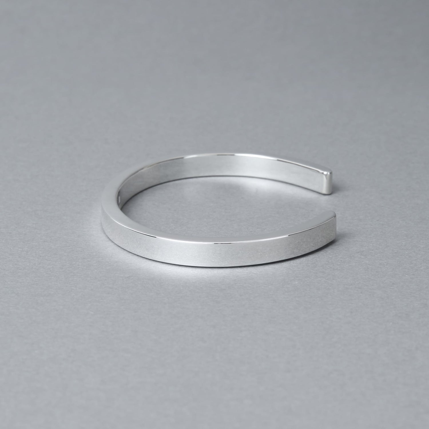 シルバー925製フラットバングルのサイドビュー、均一な厚みと滑らかな曲線