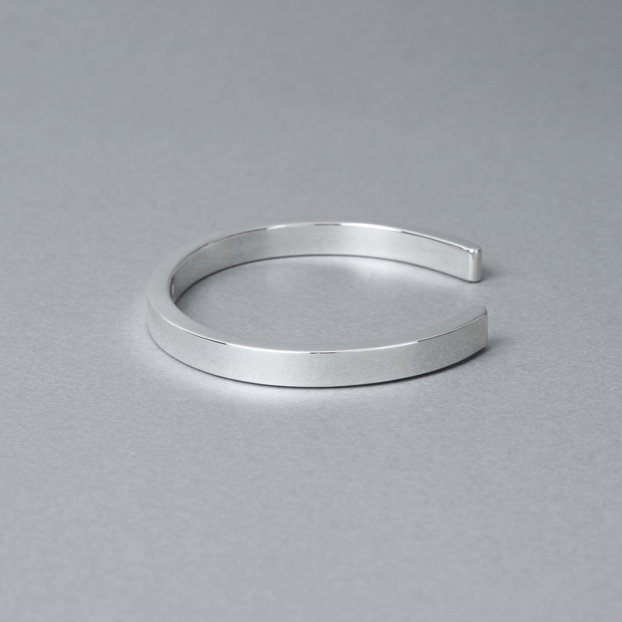 シルバー925製フラットバングルのサイドビュー、均一な厚みと滑らかな曲線