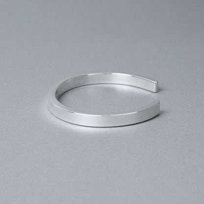 シルバー925製フラットバングルのサイドビュー、均一な厚みと滑らかな曲線