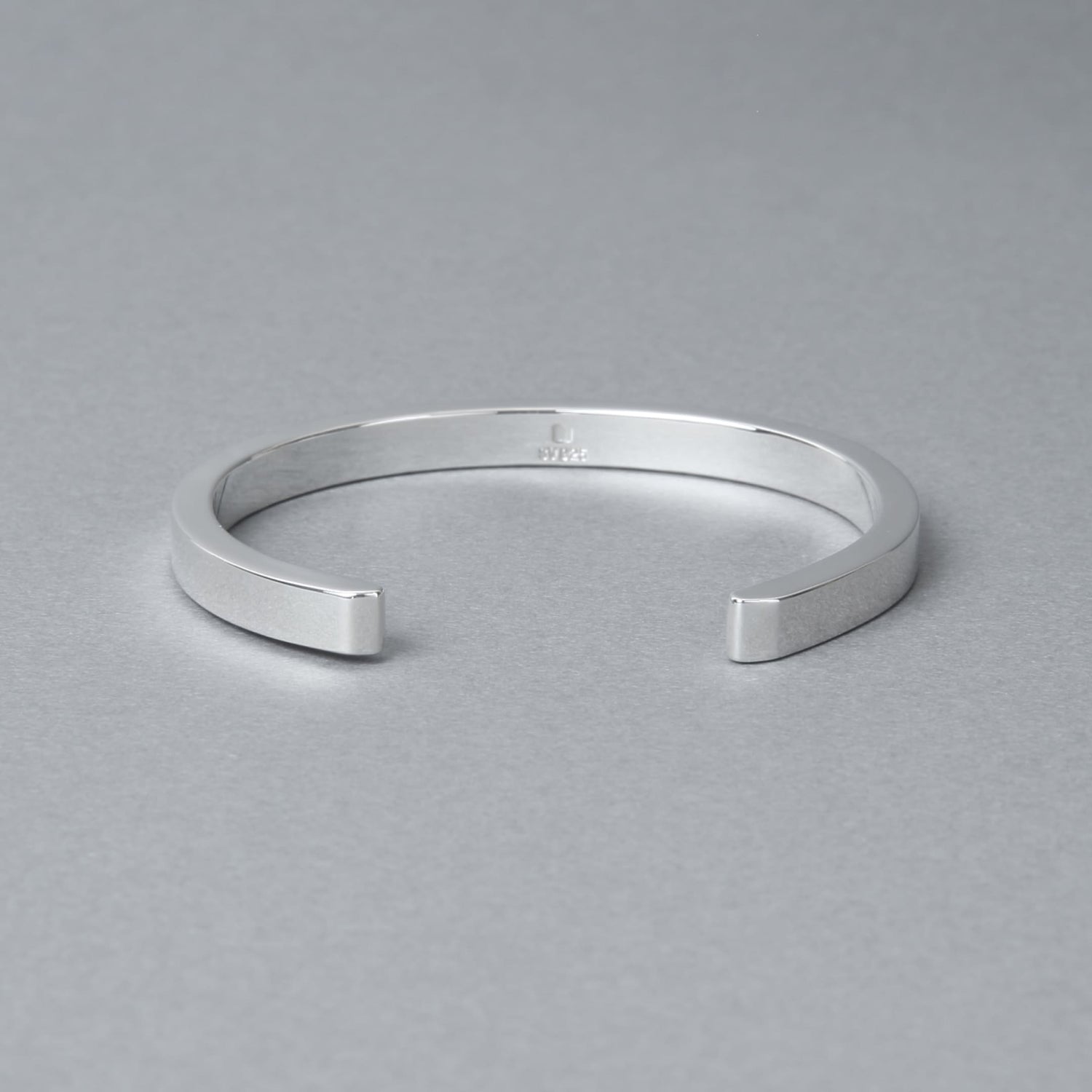 内側に刻印が入ったシルバー925バングル、背面からのディテール写真