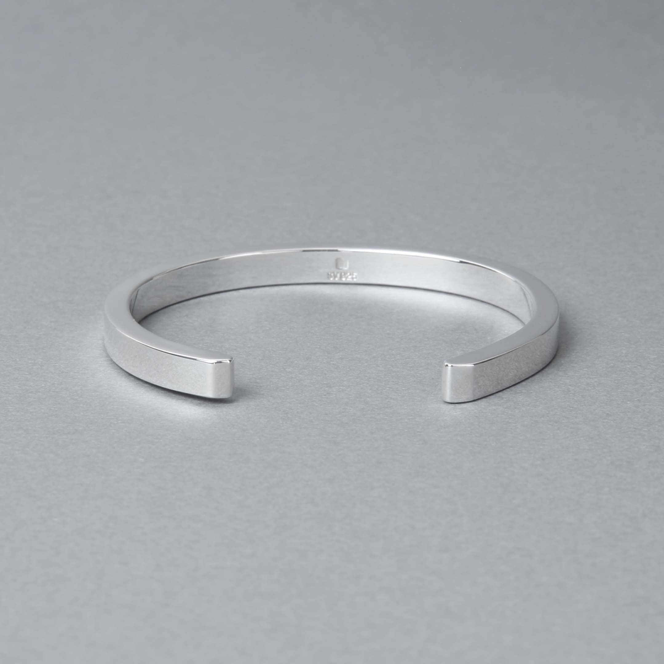 内側に刻印が入ったシルバー925バングル、背面からのディテール写真