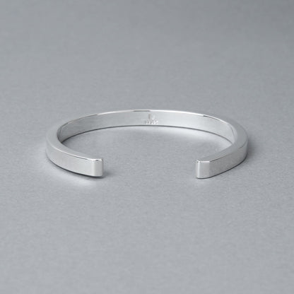 内側に刻印が入ったシルバー925バングル、背面からのディテール写真