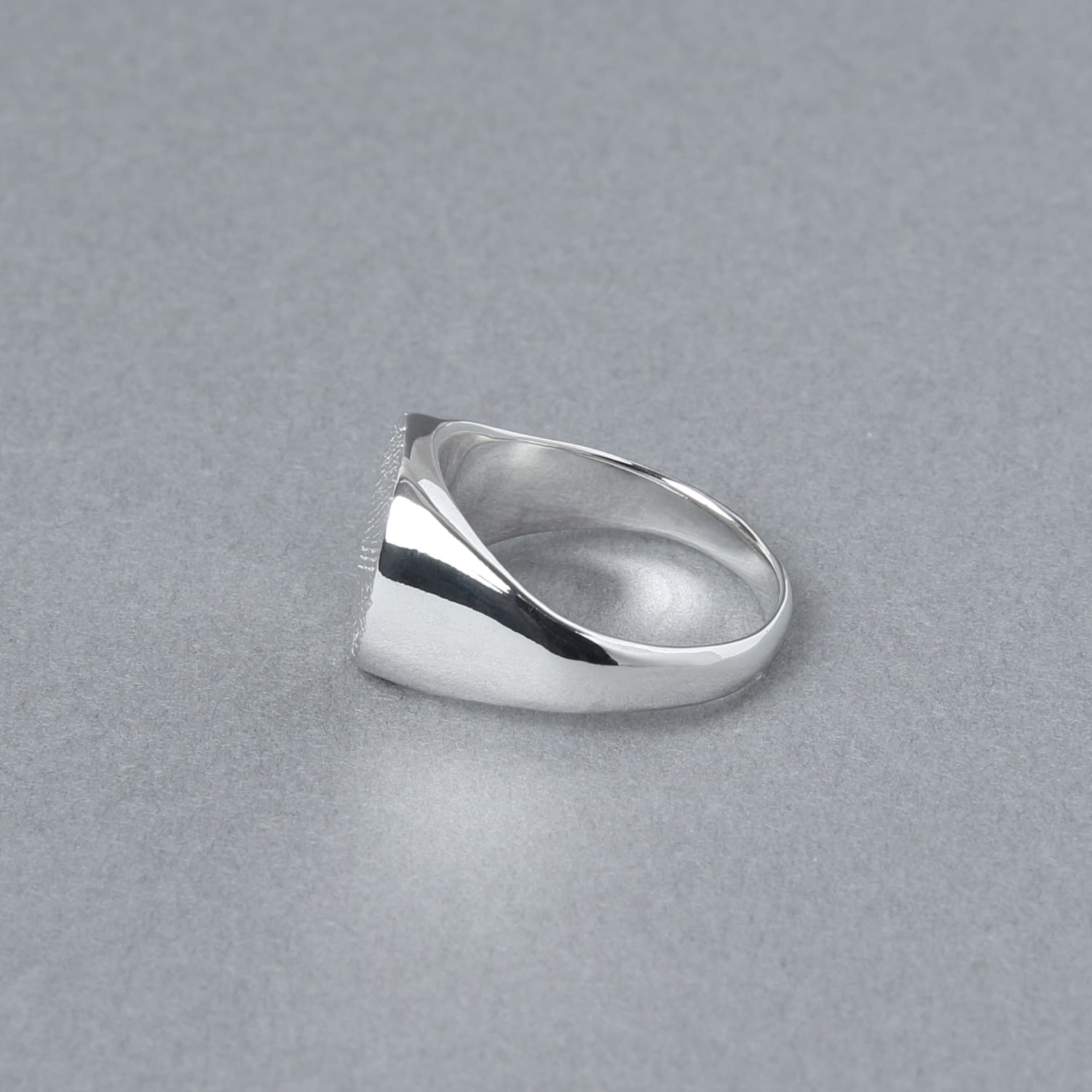 リングを横から見た木目模様のシルバー925ラウンドシグネットリング。程よいボリューム感とテクスチャの美しさが際立つデザイン。