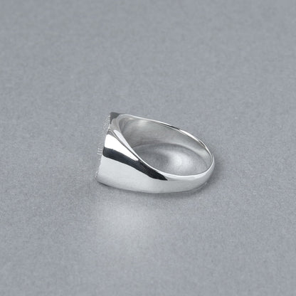 リングを横から見た木目模様のシルバー925ラウンドシグネットリング。程よいボリューム感とテクスチャの美しさが際立つデザイン。