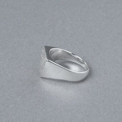 リングを横から撮影した画像。トップからアームにかけての厚みの変化が美しく、磨き上げられた鏡面が高級感を演出している。