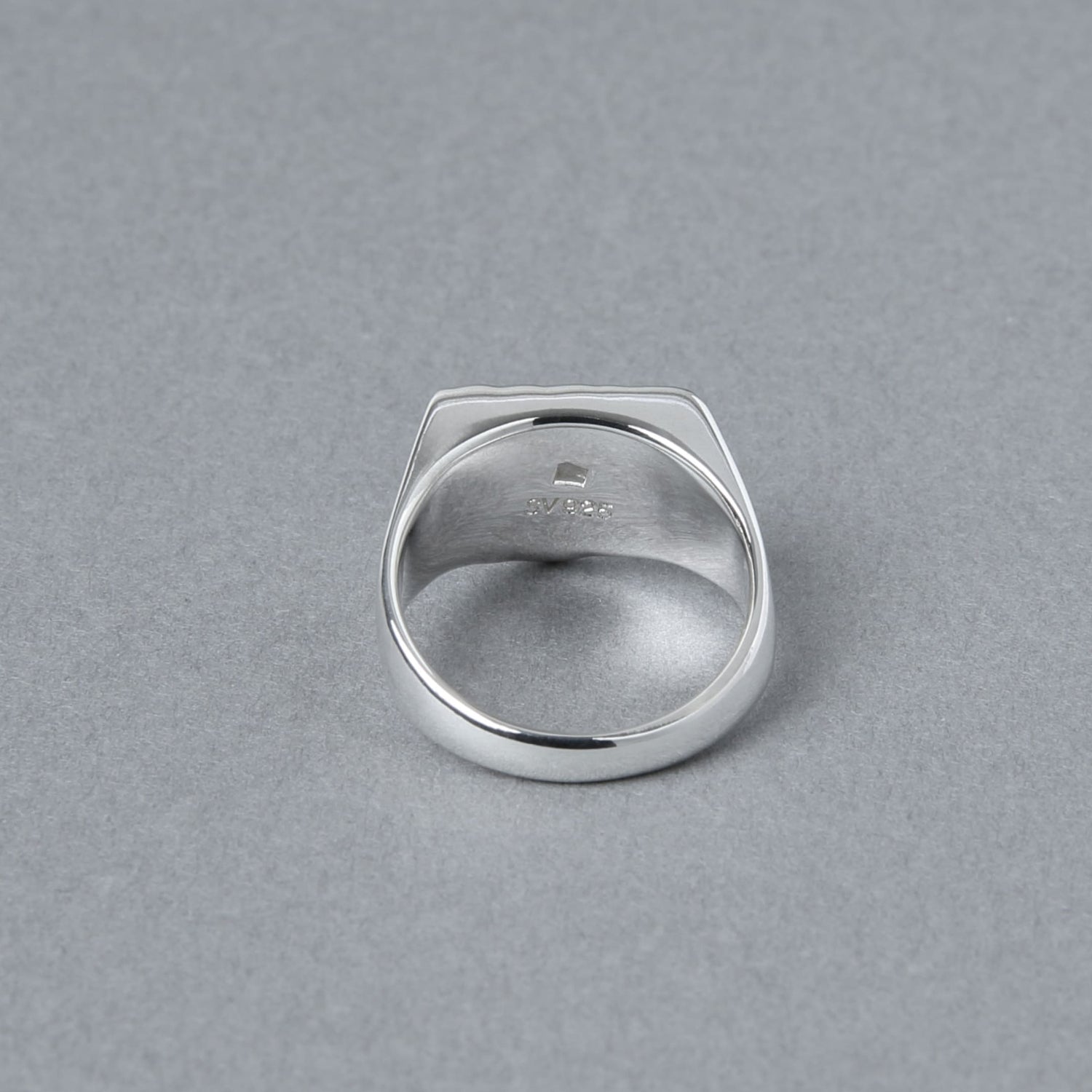 リングの内側を上から撮影。内側には「SV925」の刻印が入り、素材の純度を示している。丁寧な仕上げが見て取れる。