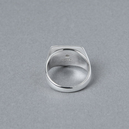 リングの内側を上から撮影。内側には「SV925」の刻印が入り、素材の純度を示している。丁寧な仕上げが見て取れる。