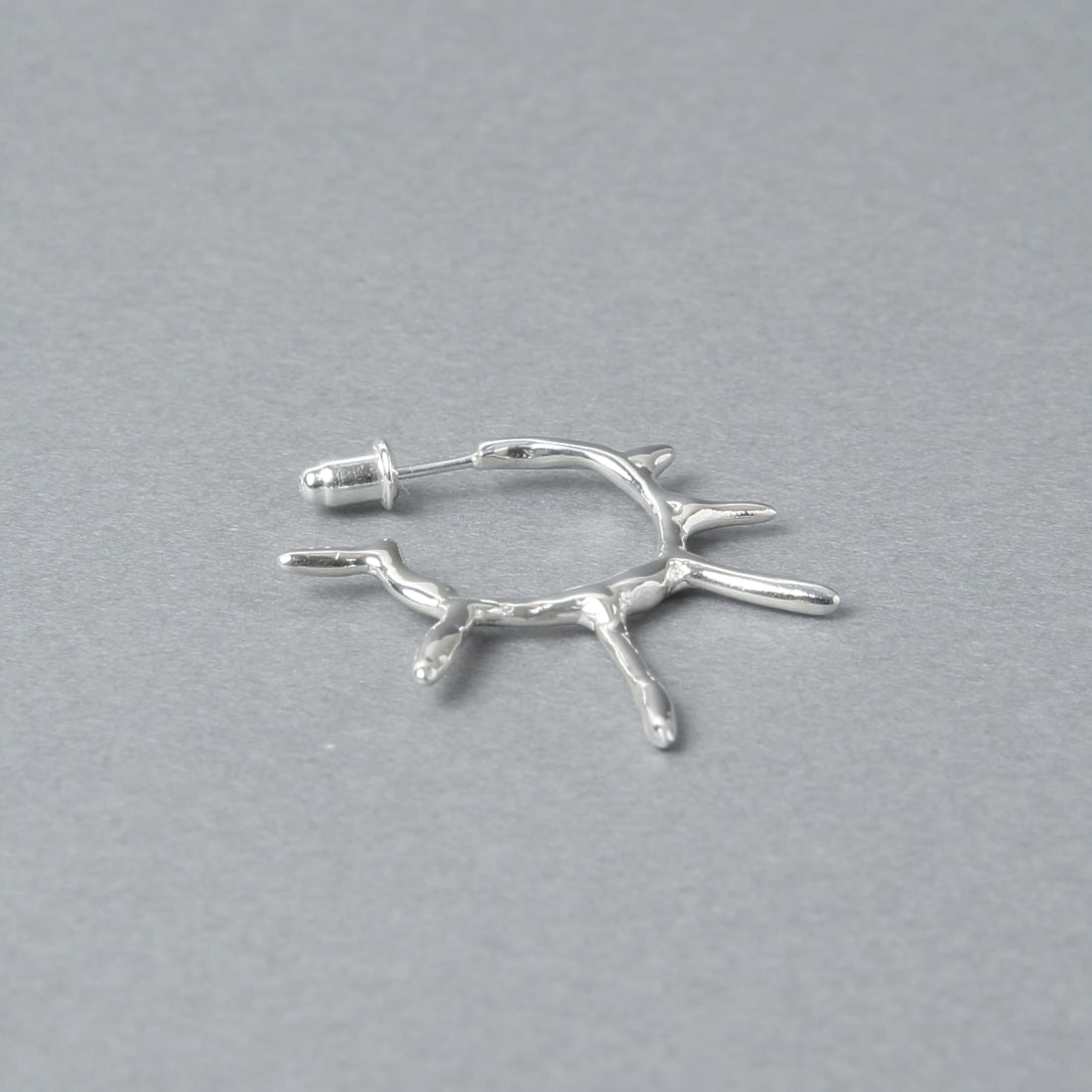 シルバー925製の有機的な枝モチーフフープピアス、鏡面仕上げの質感が際立つデザイン