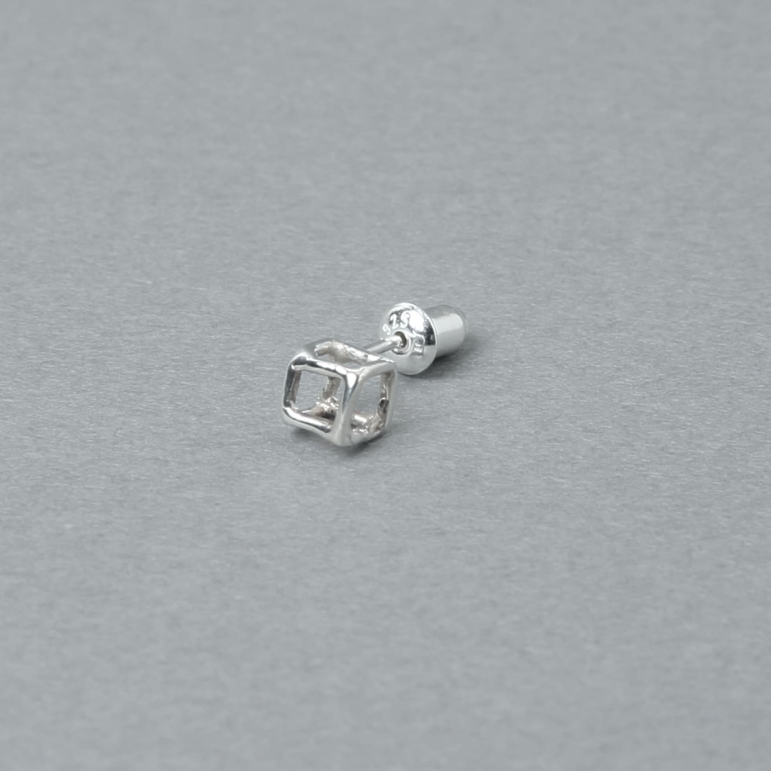 シルバー925製のオープンキューブ型スタッドピアス、5mm角の立体フレームデザインを斜めから捉えた商品画像