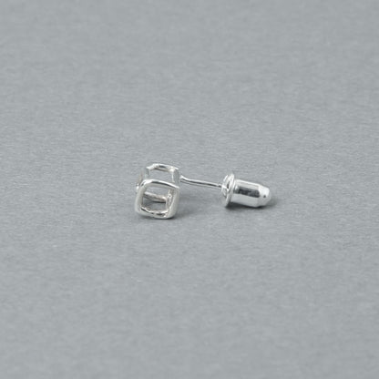 シルバー925製の5mm角オープンキューブピアス側面イメージ、ポストとキャッチ構造がわかるディテールカット