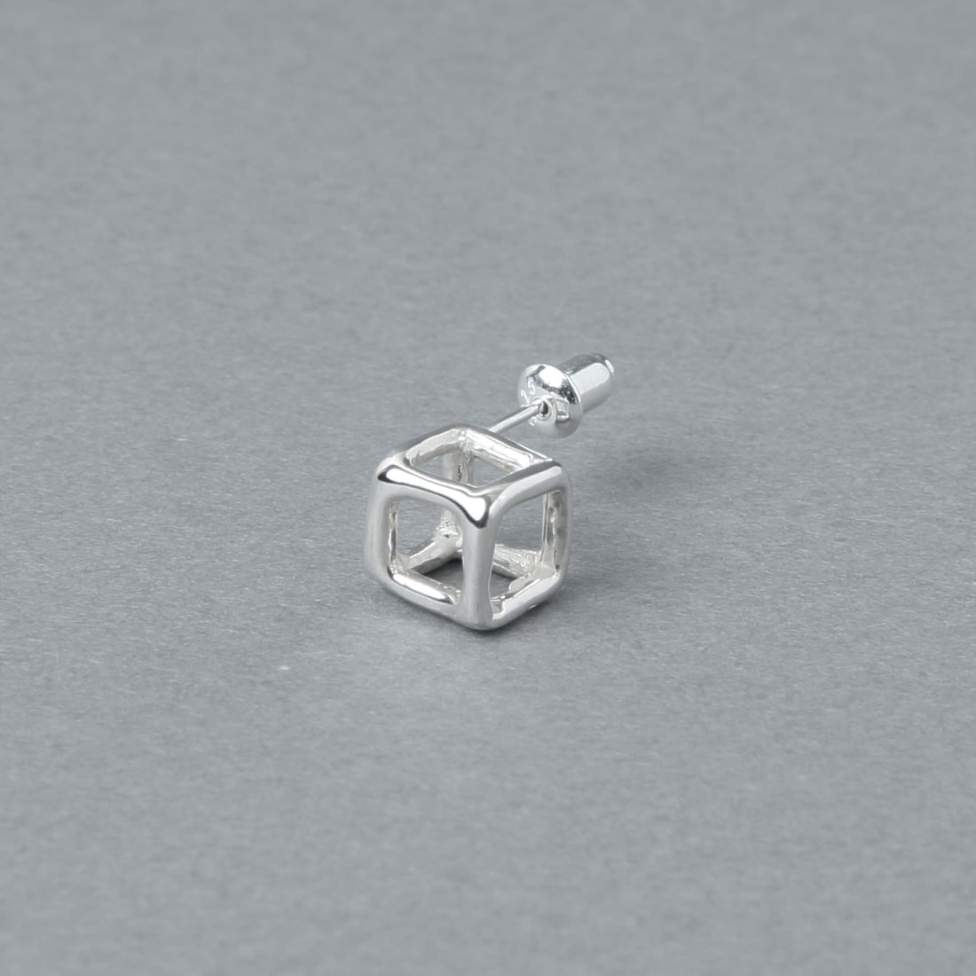 シルバー925製のオープンキューブスタッドピアス正面イメージ、立体的な四角フレームが際立つミニマルデザイン