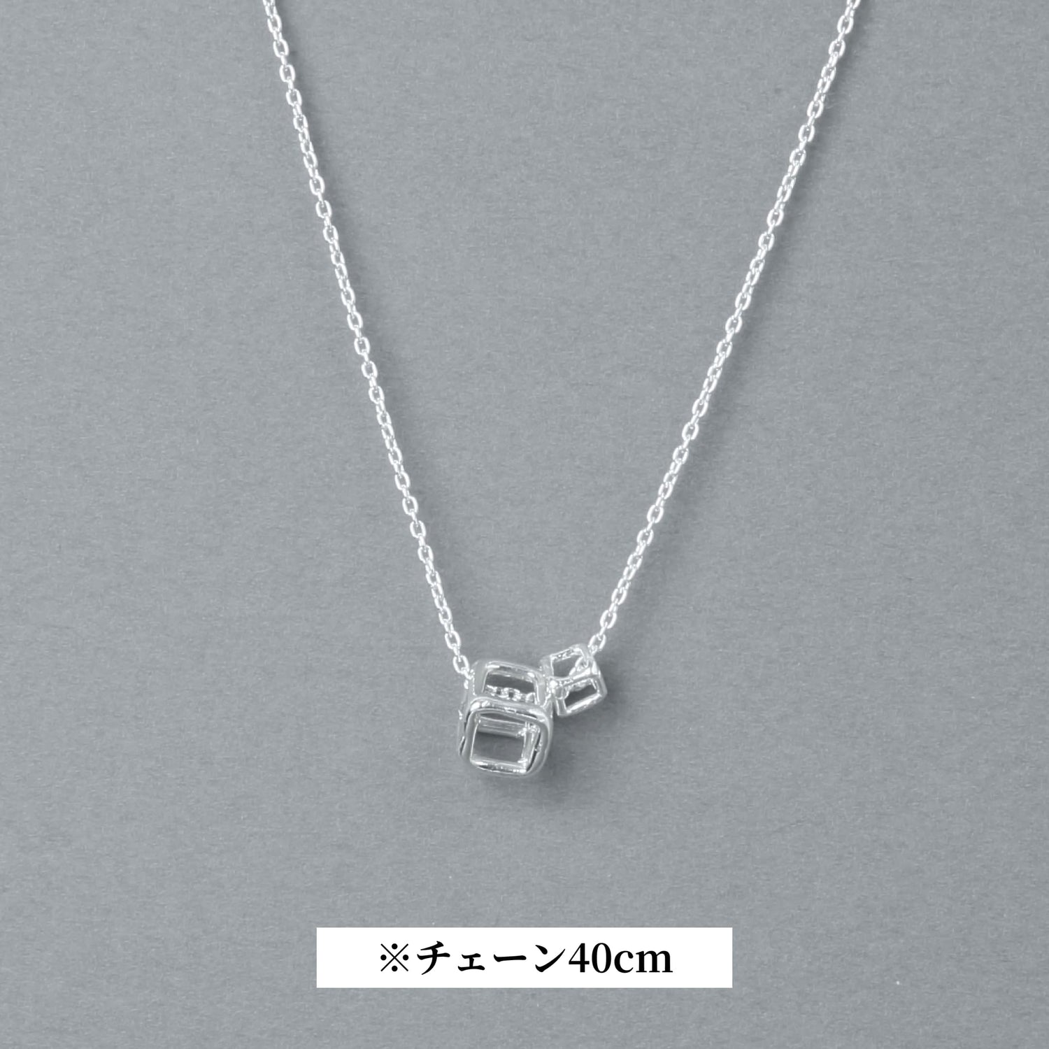 シルバー925製キューブモチーフネックレス、40cmチェーン仕様の全体イメージ