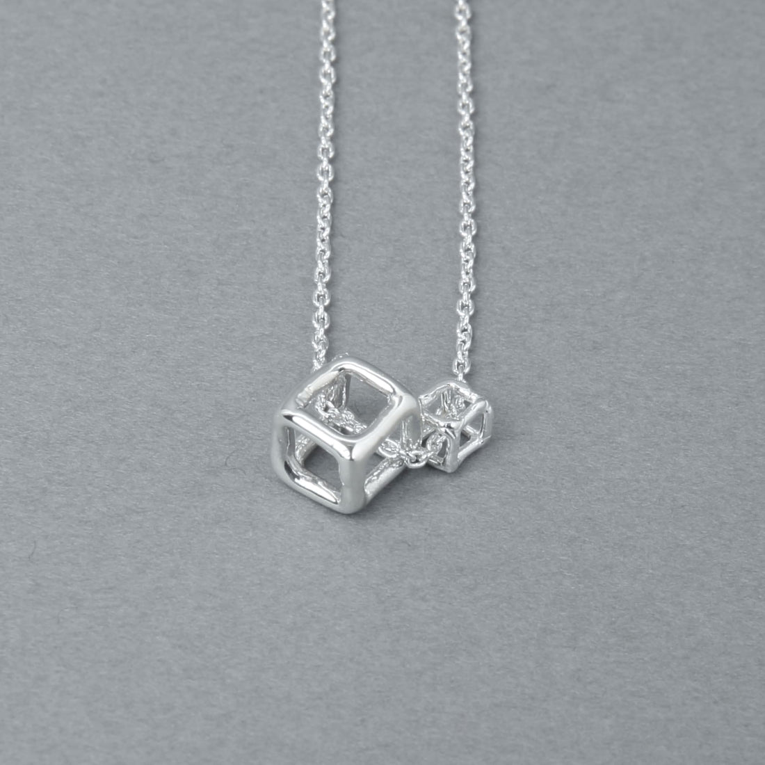シルバー925製キューブモチーフネックレスのトップ拡大写真、立体的なスクエアデザインのディテールが分かるカット