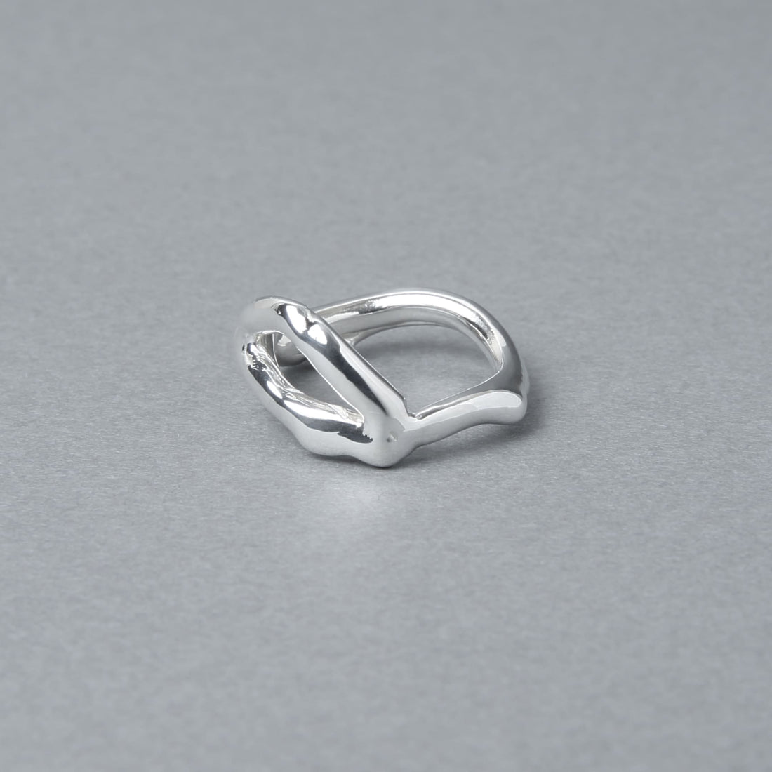 独特な曲線を描く有機的なフォルムが特徴の、シルバー925製デザインリング。