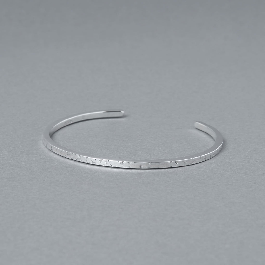 シルバー925の槌目風テクスチャーが入った細身バングルの角度違い商品写真