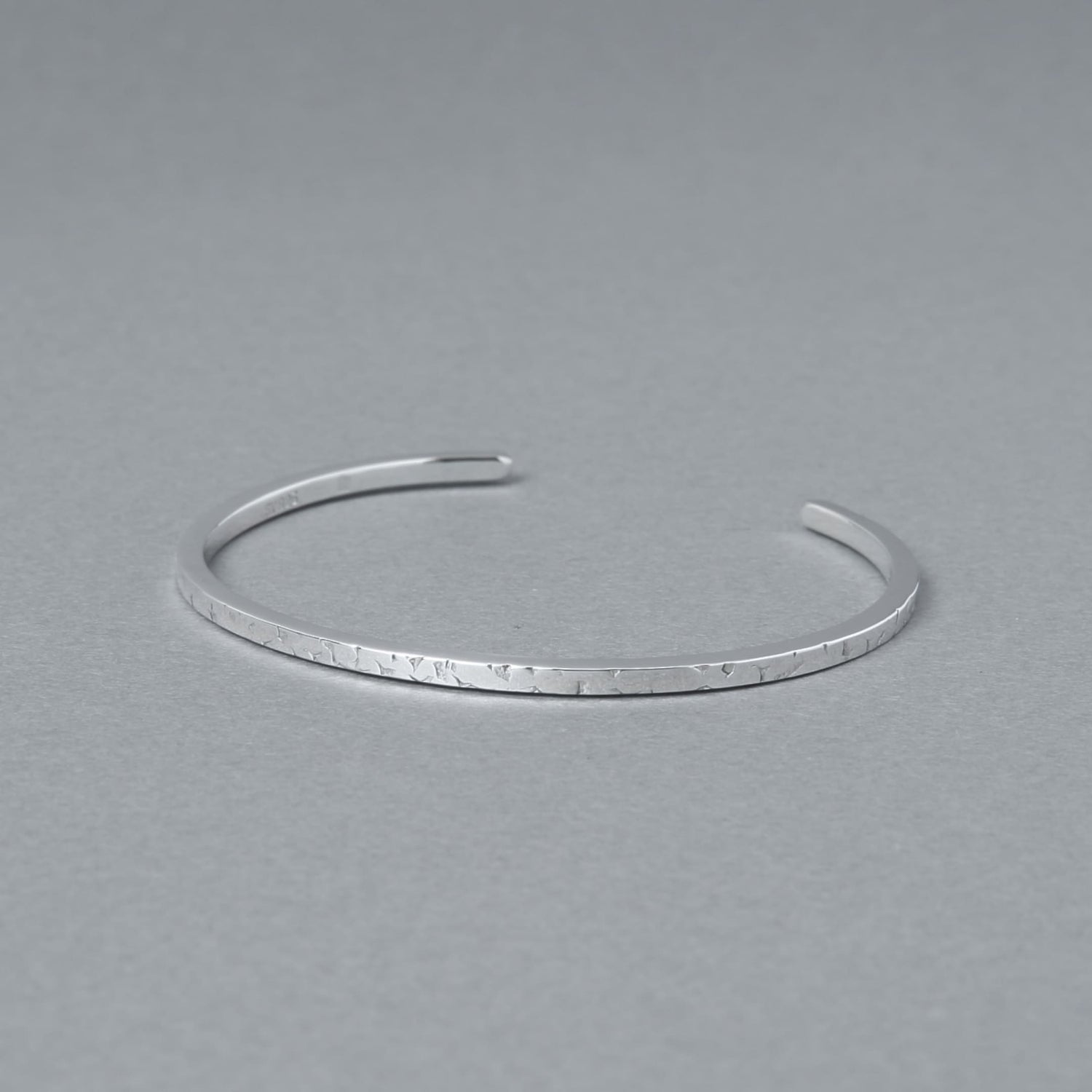 シルバー925の槌目風テクスチャーが入った細身バングルの角度違い商品写真