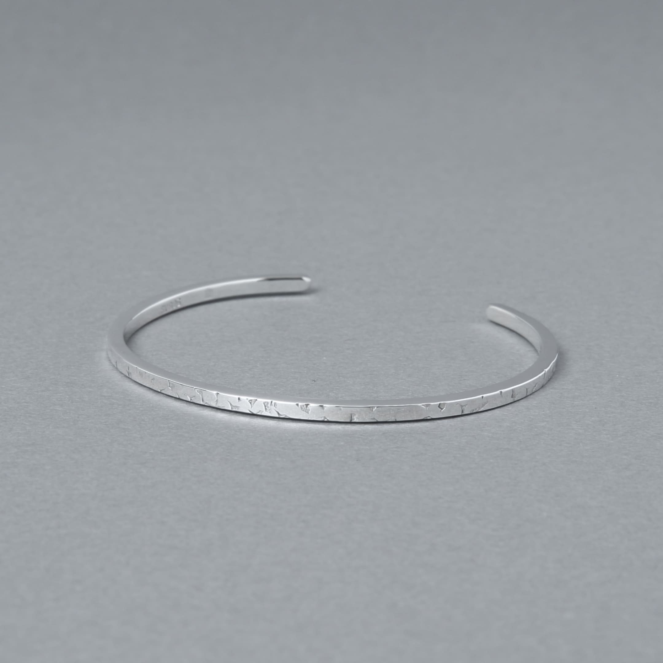 シルバー925の槌目風テクスチャーが入った細身バングルの角度違い商品写真