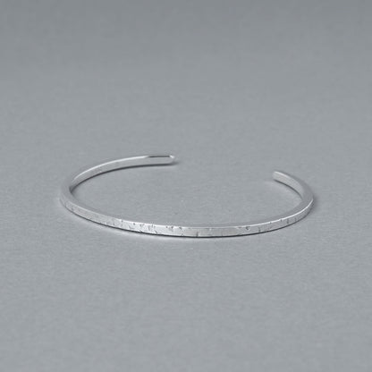 シルバー925の槌目風テクスチャーが入った細身バングルの角度違い商品写真