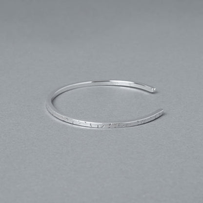 シルバー925の細身バングルを斜め上から撮影したミニマルデザインのブレスレット