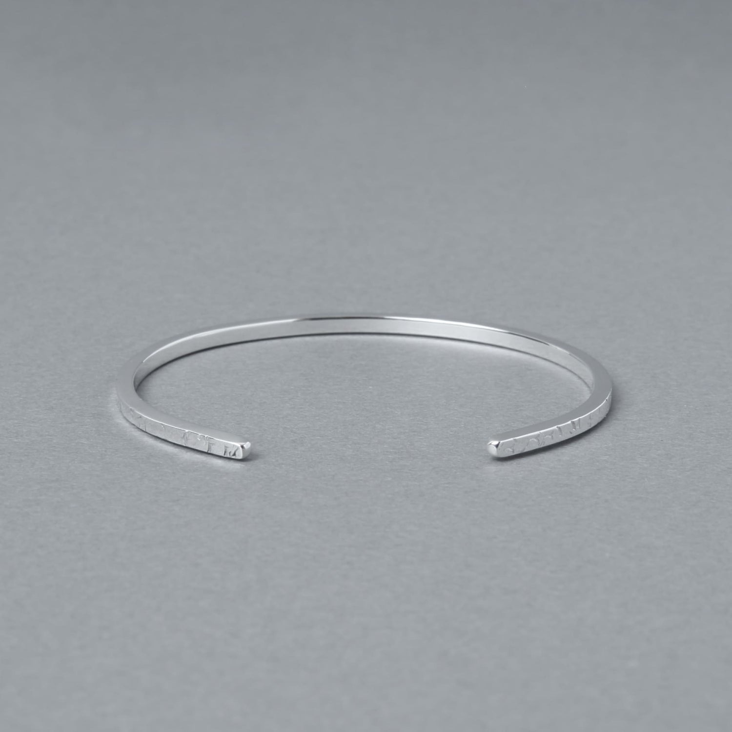 シルバー925のフラットラインバングルを背面側から撮影した商品画像