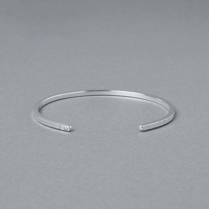 シルバー925のフラットラインバングルを背面側から撮影した商品画像