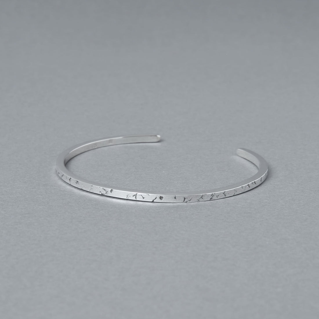 シルバー925のいぶし加工テクスチャー入り細身バングルを撮影した商品写真