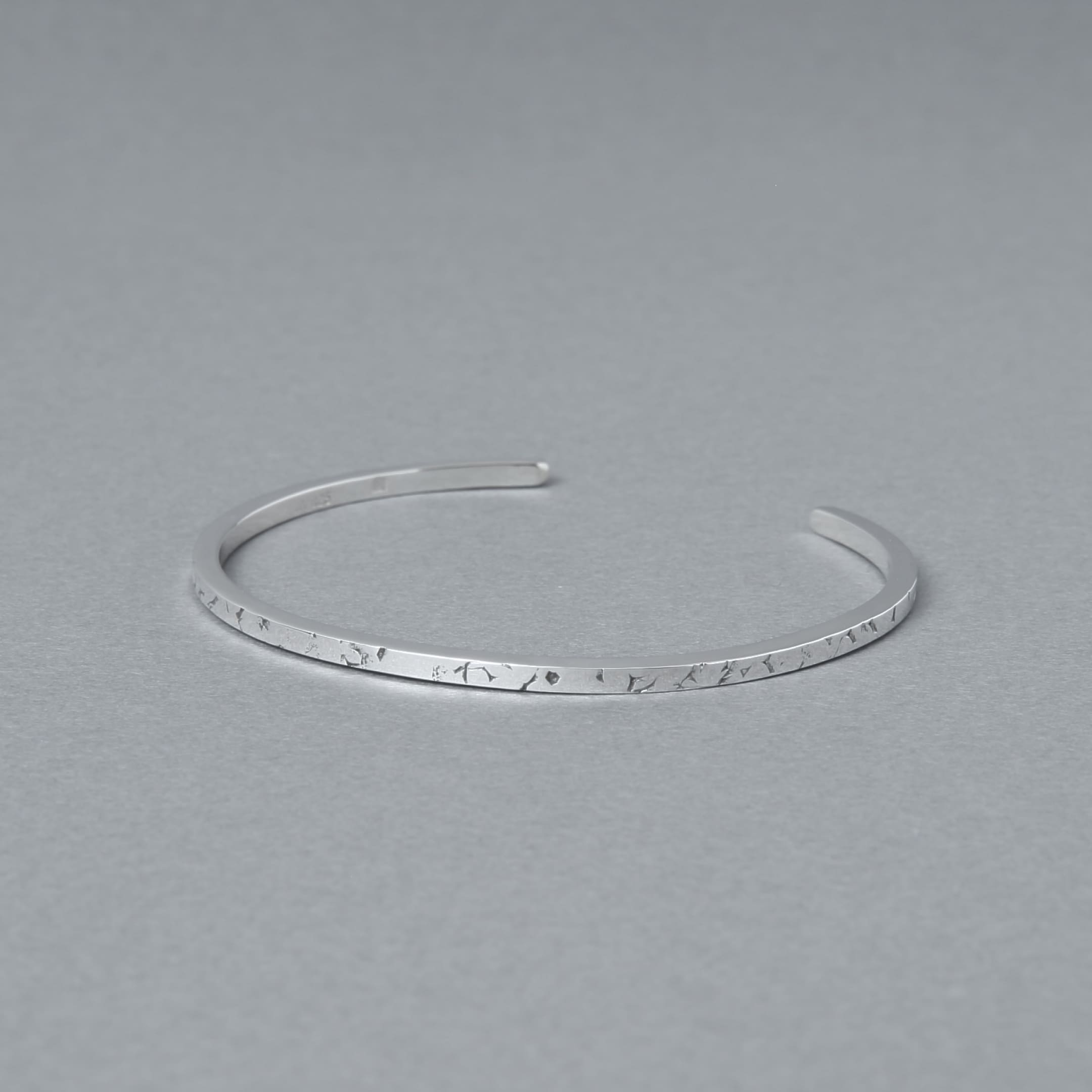 シルバー925のいぶし加工テクスチャー入り細身バングルを撮影した商品写真