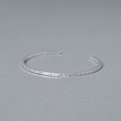 シルバー925のいぶし加工テクスチャー入り細身バングルを撮影した商品写真