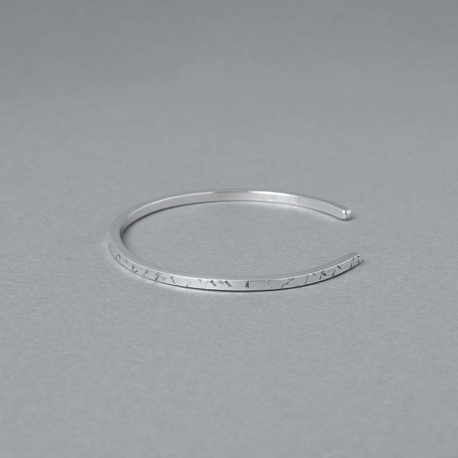 シルバー925のいぶし加工テクスチャー入り細身バングルを撮影した商品写真