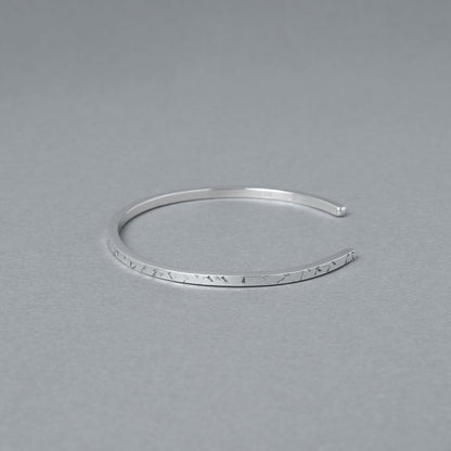 シルバー925のいぶし加工テクスチャー入り細身バングルを撮影した商品写真