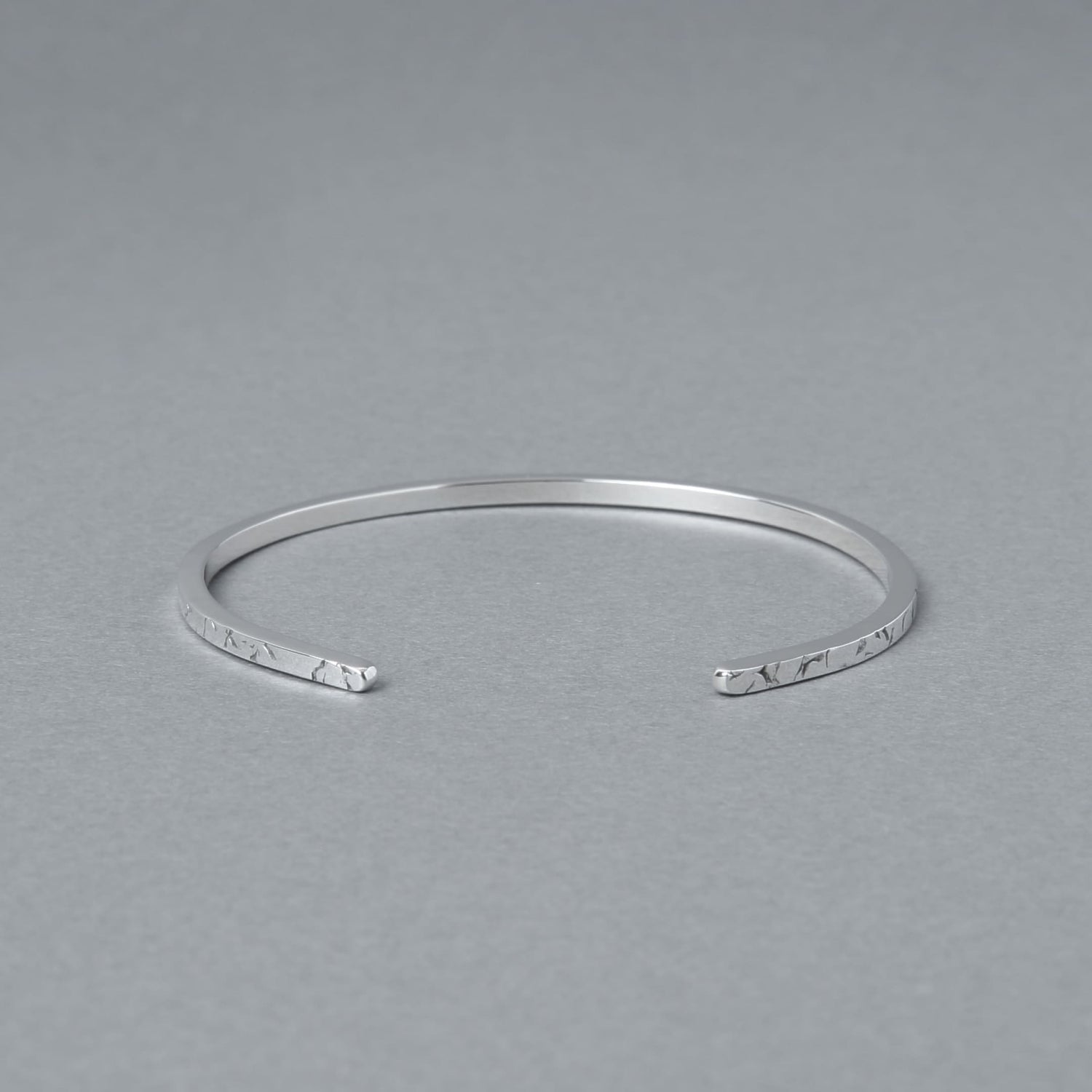 シルバー925のいぶし加工テクスチャー入り細身バングルを撮影した商品写真