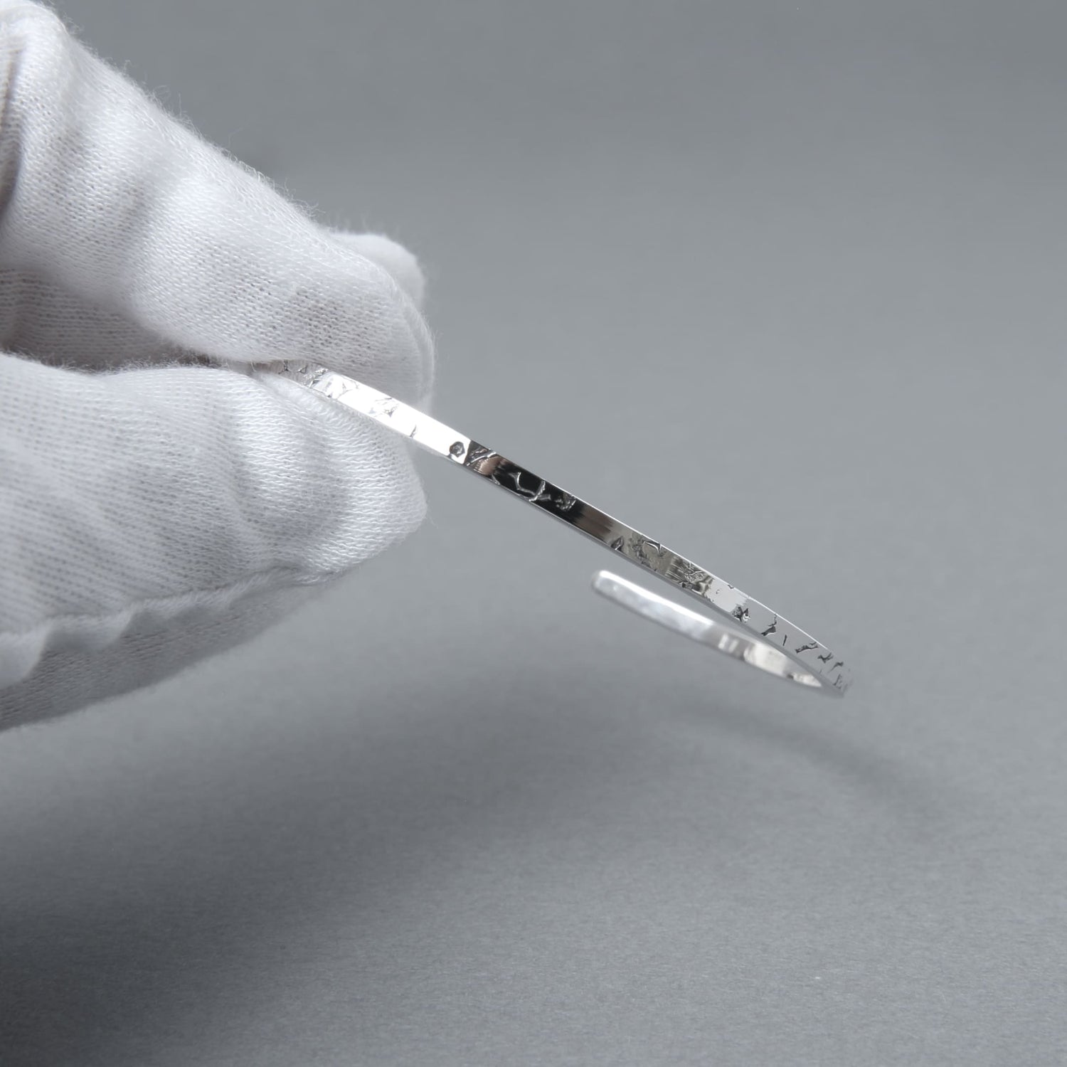 シルバー925のいぶし加工テクスチャー入り細身バングルを撮影した商品写真