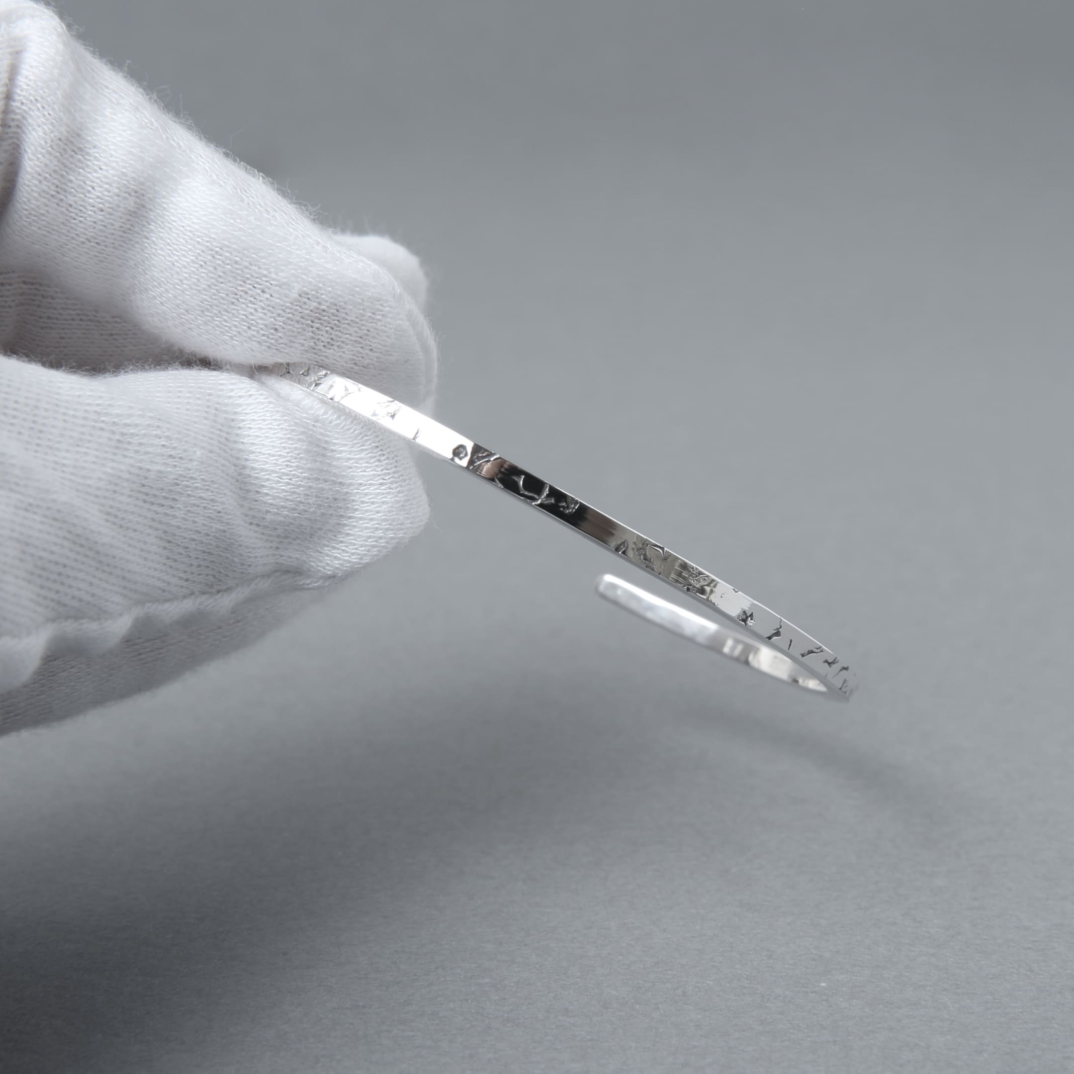 シルバー925のいぶし加工テクスチャー入り細身バングルを撮影した商品写真