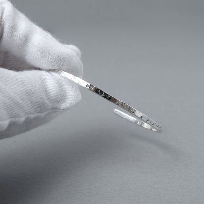 シルバー925のいぶし加工テクスチャー入り細身バングルを撮影した商品写真