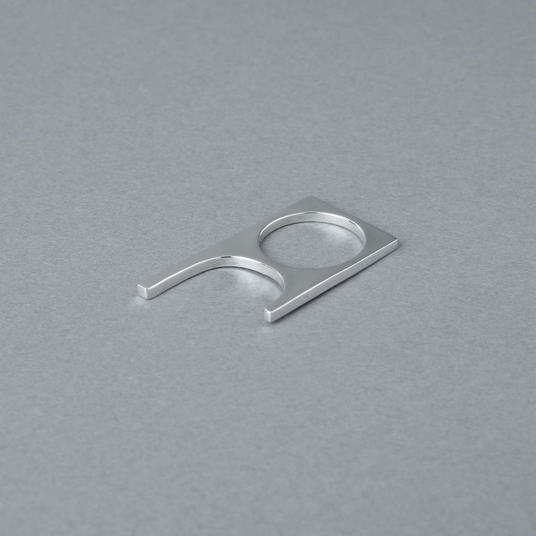 高品質なシルバー925を贅沢に使った、スクエアと曲線が融合したデザインリング。背面のフラットな面を見せた別角度のカット。