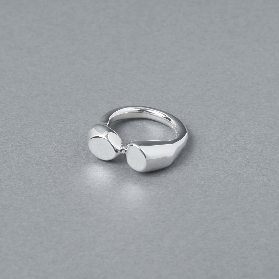 なめらかな曲線と立体的なボリューム感が際立つ、シルバー925のリング。サイドから見ると厚みに変化があり、彫刻のようなアーティスティックなシルエットが楽しめます。