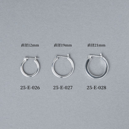 グレー背景に並べられた3サイズのフープピアス。左から直径12mmの25-E-026、19mmの25-E-027、21mmの25-E-028と商品番号とサイズが表示されている比較画像。