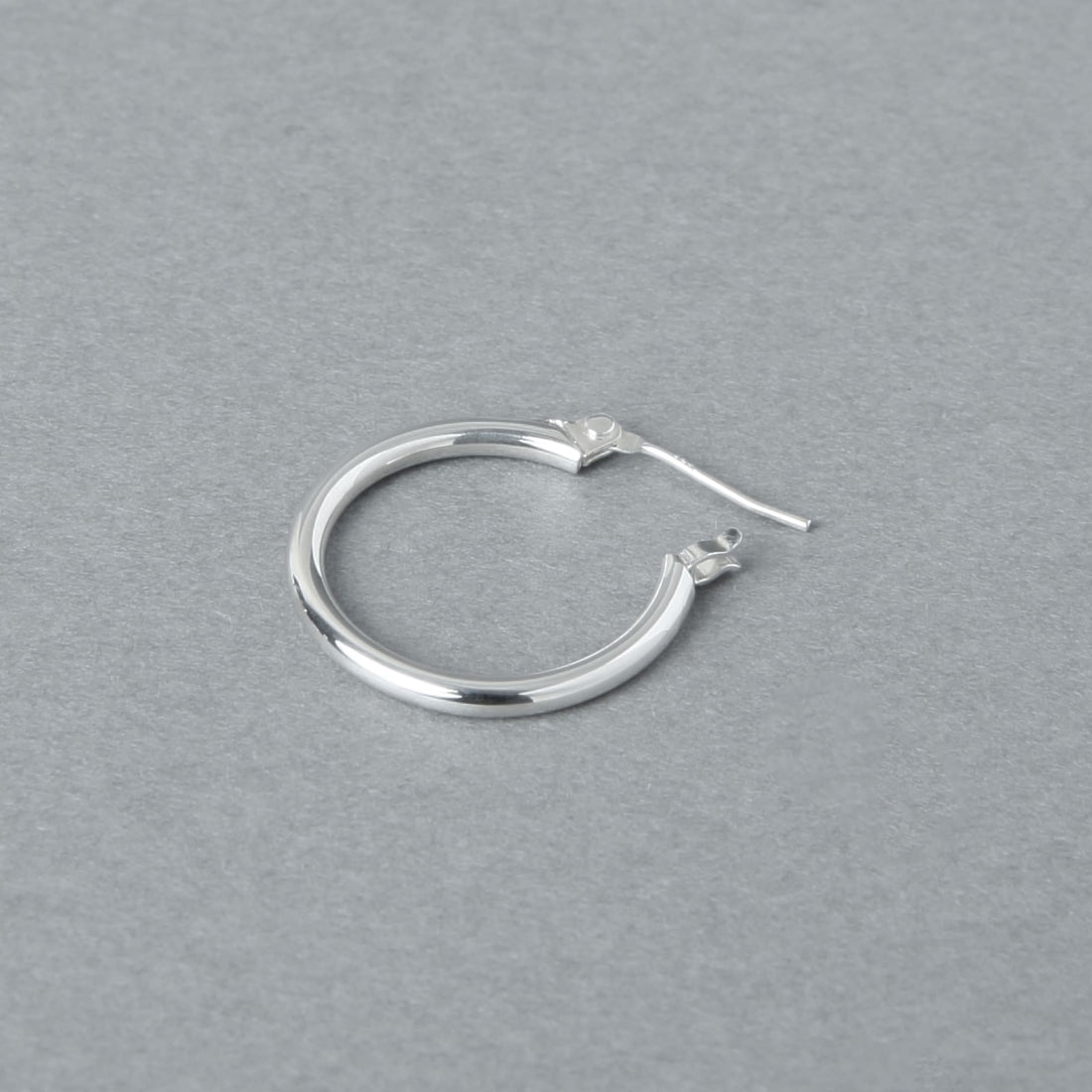 程よい存在感で顔周りを明るく見せる、シルバー925製の直径19mmフープピアス。