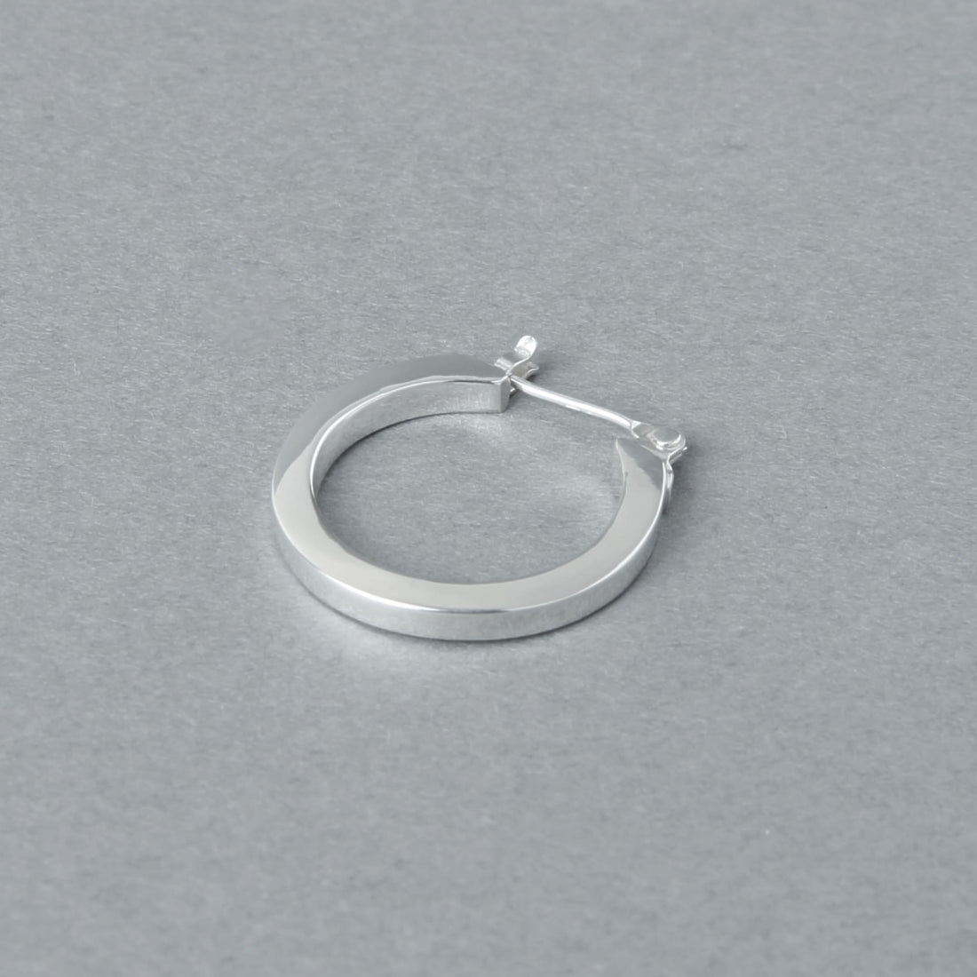 シルバー925ならではの美しい光沢が際立つ、直径21mmのやや大ぶりなフープピアス。