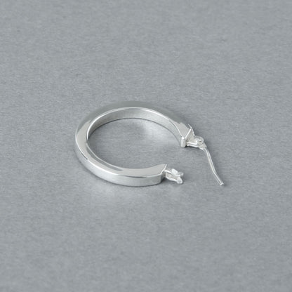 開いた状態のシルバー925製フープピアス（25-E-028）。留め具の構造がわかるカットで、実用性とデザイン性を兼ね備えている。
