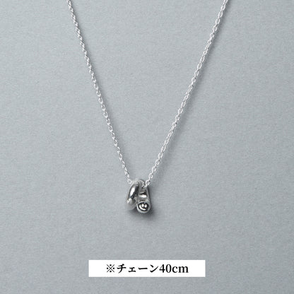 シルバー925のペンダントネックレス。滑らかな曲線が交わる立体的なトップが印象的で、チェーン長さ40cmのミニマルなデザイン。