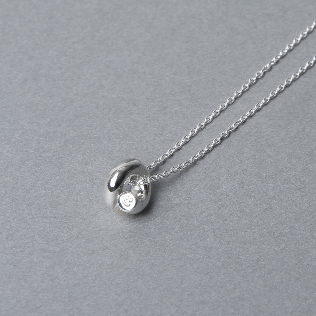 立体感のあるシルバー925のペンダントトップをクローズアップ。光の反射で生まれる陰影が美しく、Nine Nineらしい静かな存在感を放つ。