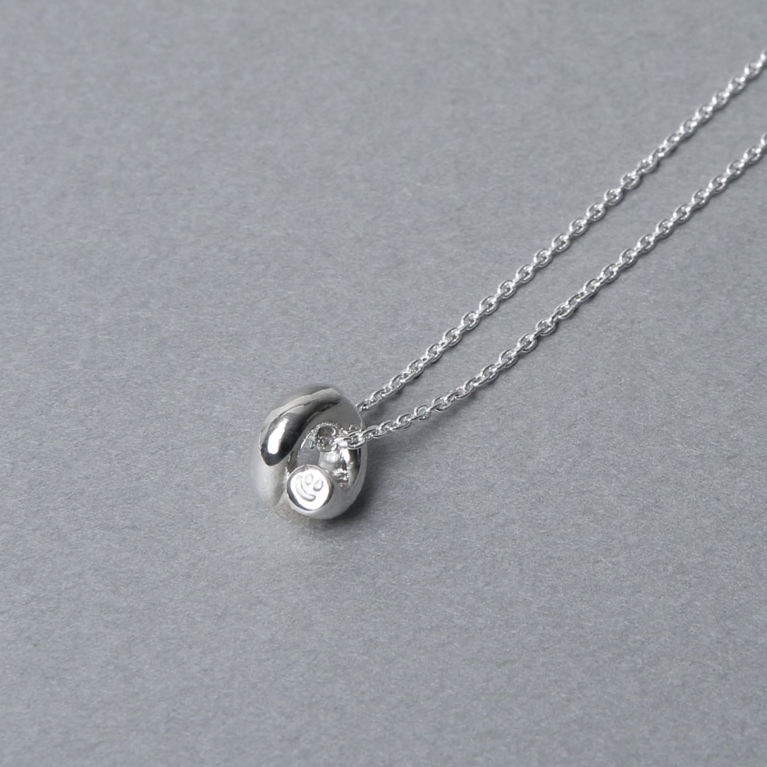 立体感のあるシルバー925のペンダントトップをクローズアップ。光の反射で生まれる陰影が美しく、Nine Nineらしい静かな存在感を放つ。